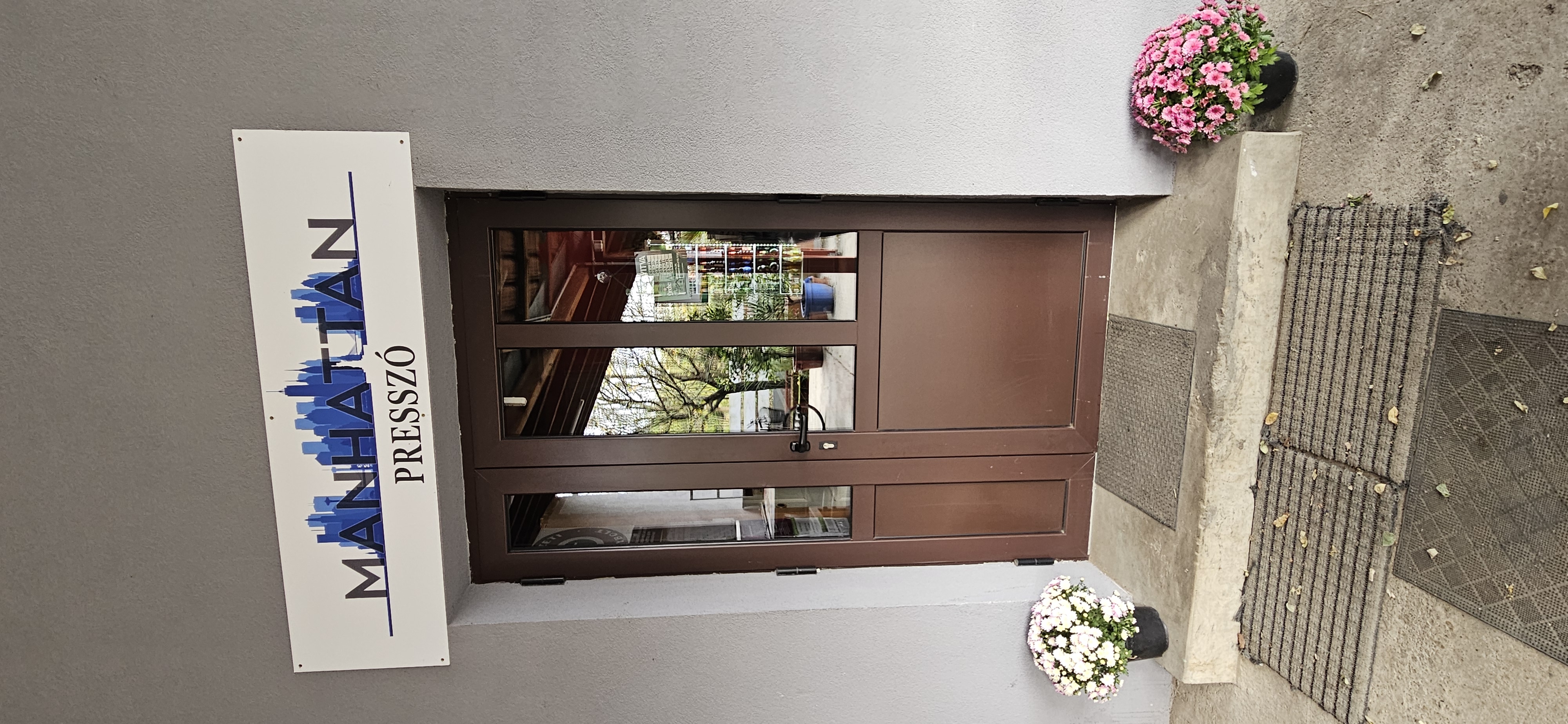 Manhattan Presszó bejárat